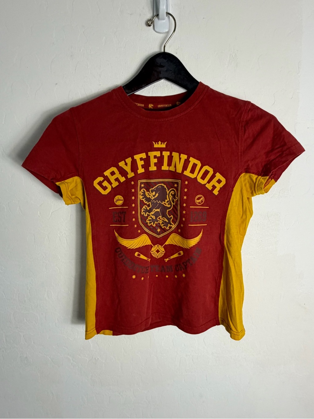 Gryffindor™ Team Captain Youth
Athletic T-Shirt Harry Potter Wizarding World